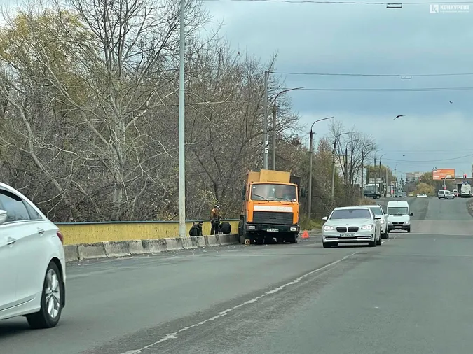 На рованцівському мості у Луцьку цілу ніч стояв зламаний сміттєвоз (фото)