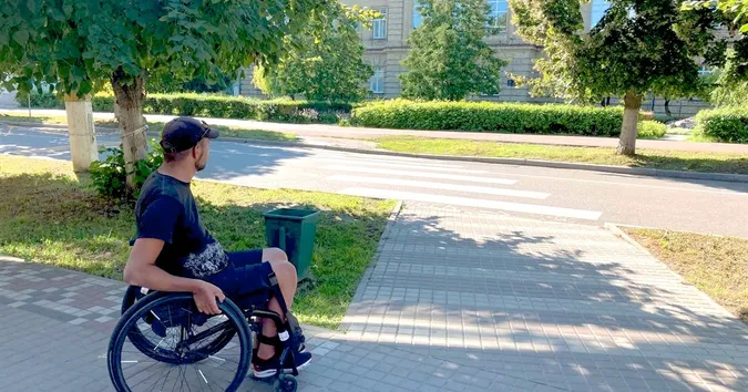 У Луцьку хочуть всюди облаштувати пандуси та понизити тротуари