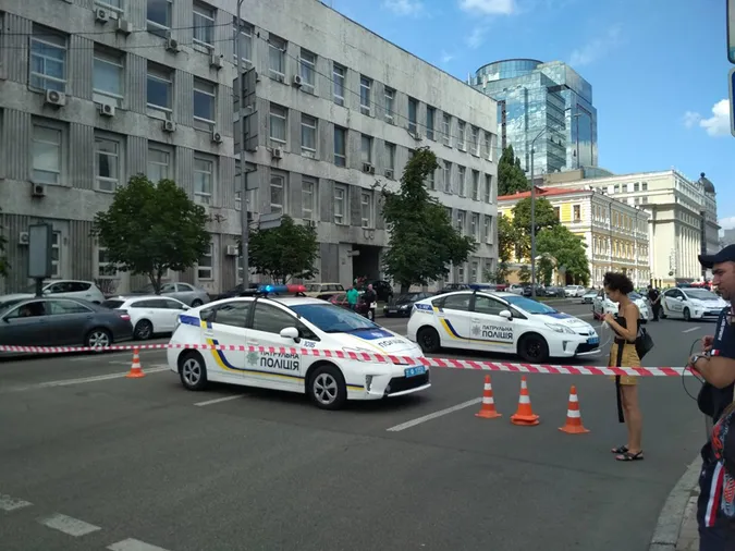 У Києві чоловік взяв у заручники банкіра у торговому центрі: погрожує вибухом