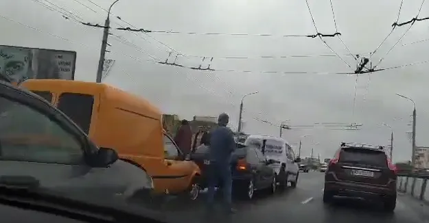 У Луцьку на шляхопроводі біля «Там Таму» – масштабна аварія (фото, відео)