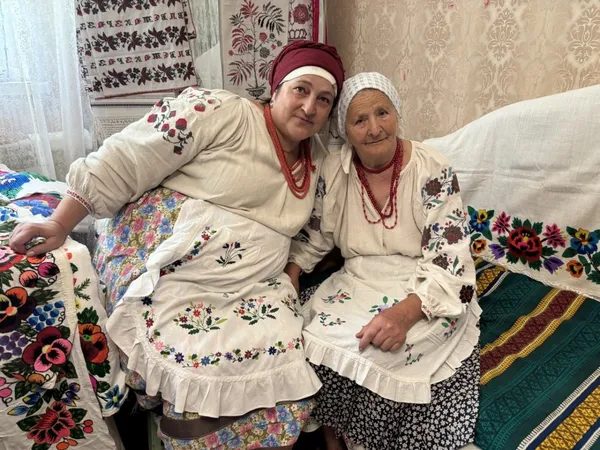 «Моя хата наспівана»: волинянка понад 20 років збирає старовинні вишиванки та народні скарби (фото)