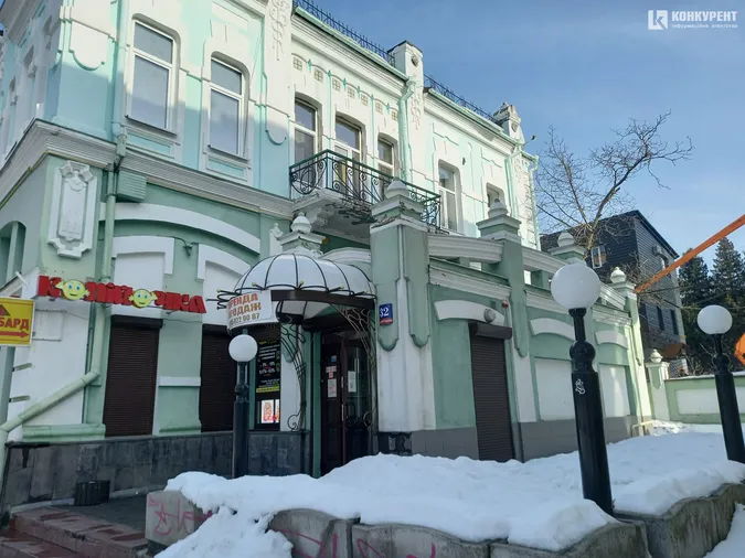 У центрі Луцька зрізали здорове дерево, щоб врятувати квартиру від підтоплення (фото)