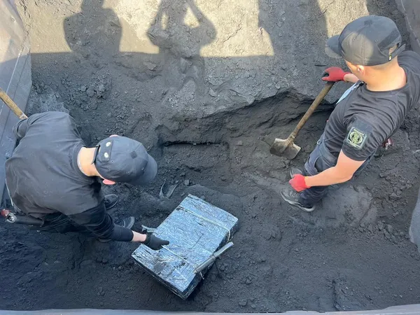 На Волині прикордонники знайшли контрабандне куриво у товарних вагонах (фото)