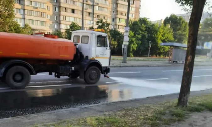 У спеку Луцькі вулиці поливають водою тричі на день