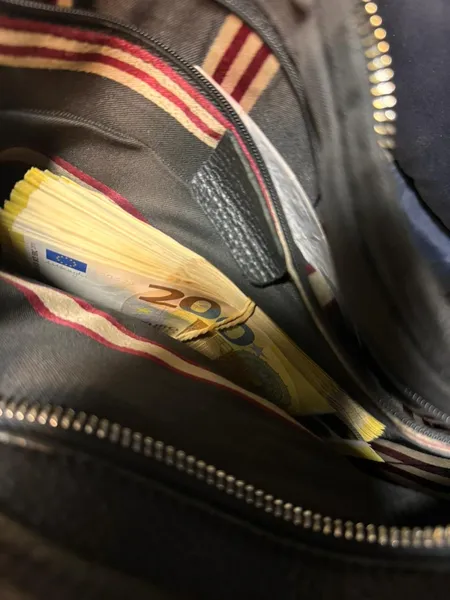 В «Устилузі» зловили чоловіка, який заховав від митників 14 тисяч євро (фото)