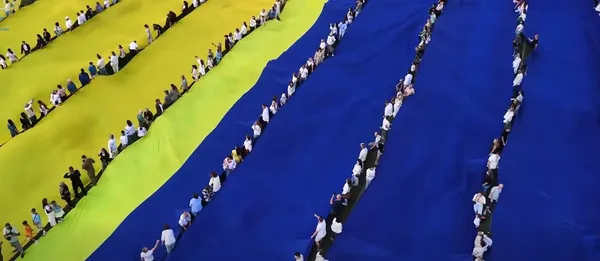 Офіційно в Книзі рекордів: найбільший прапор України розгорнули на Волині (відео)