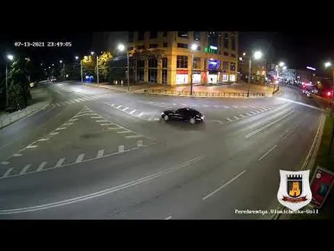 Нічний дрифт: у центрі Луцька кружляв «мерседес» (відео)