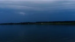 Темно-синьо в небі і в воді: озеро Люб'язь перед грозою (фото)