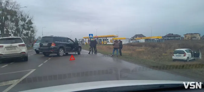 Біля Луцька – аварія: авто злетіло з дороги у кювет (фото)