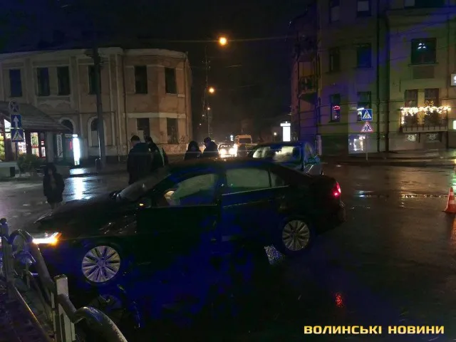 Аварія у центрі Луцька: одна з автівок «поцілувала» огорожу (фото, відео)