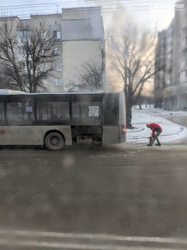 У Луцьку посеред дороги задимівся новий автобус (фото)