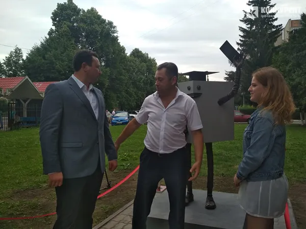 У Луцьку з’явилася скульптура студенту (фото, оновлено)
