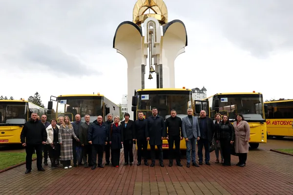 Дев’ять громад Волині отримали нові шкільні спецавтобуси (фото)