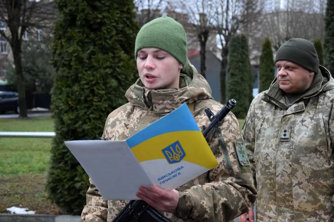 Діджей, інженер і випускник ВНУ: у Луцьку новобранці-прикордонники склали присягу (фото)