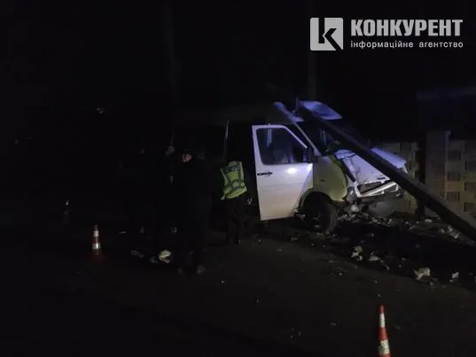 У Луцьку бус зніс електроопору: за кермом була жінка