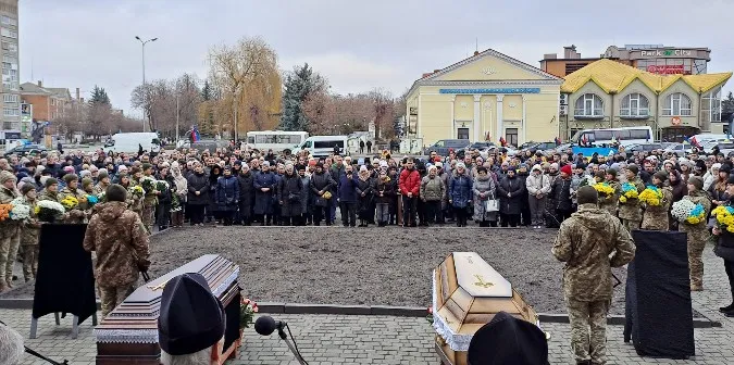 Загинули в один день: волиняни попрощались із Героями Миколою Бобром та Євгенієм Куколою (фото)