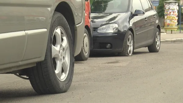 У Нововолинську вночі масово порізали шини автомобілів (фото)