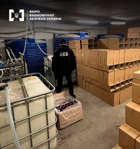 Продавали через телеграм: у Луцьку «прикрили» завод елітного алкоголю (фото)