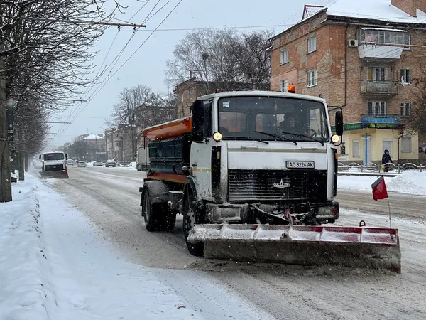 Луцьк засипає снігом: водіїв просять не лишати авто на узбіччі (фото)