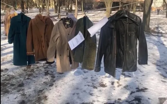 У луцькому парку безкоштовно роздають одяг