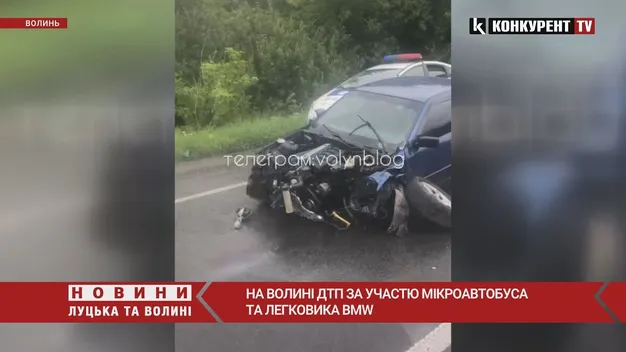 Вщент розтрощений капот: на трасі Луцьк – Ковель зіткнулися Mercedes Sprinter та BMW (відео)