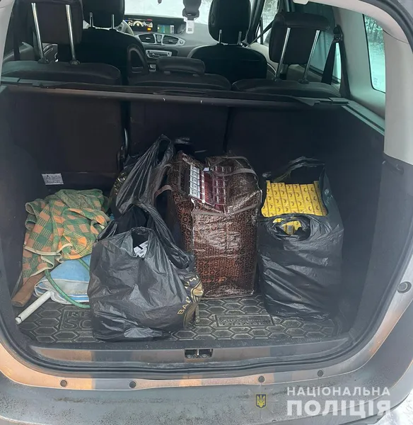 На Волині чоловік, якій віз «ліві» сигарети, тицяв хабаря поліцейським (фото, відео)