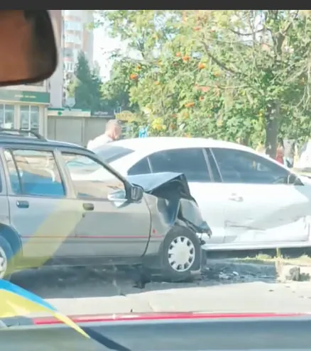 Зім'яло капот: у Луцьку ДТП на вулиці Кравчука за участі двох авто (фото)