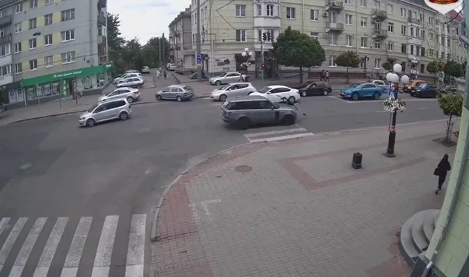 У Луцьку «рендж ровер» збив дитину: показали момент удару (відео)