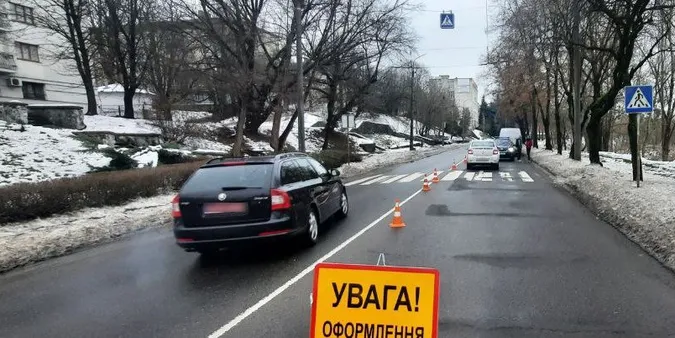 У центрі Луцька легковик збив хлопця на переході (фото)