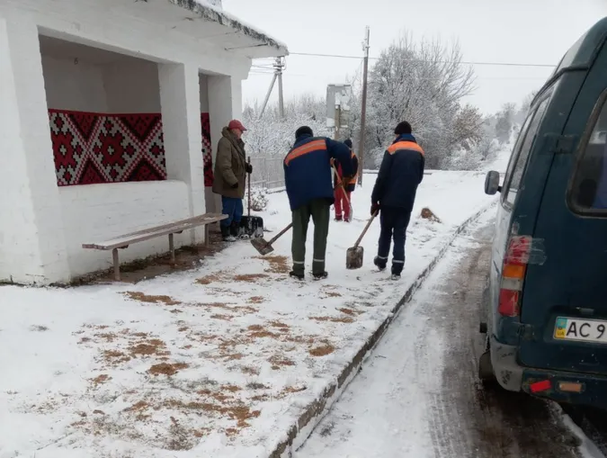 На дорогах Волині ліквідовують наслідки снігопаду (фото)