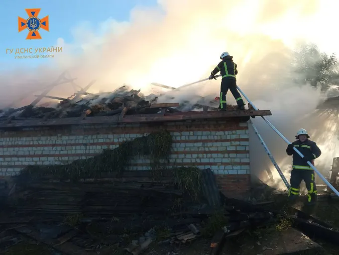 На Волині через короткі замикання горіли три будівлі (фото, відео)