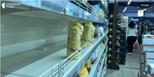 У Луцьку спорожніли полиці супермаркетів: чи є дефіцит круп і макаронів та як змінилися ціни (фото, відео)