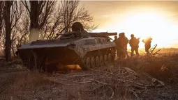 Ворог наступає на Сході: українські військові відбили сім атак (відео)