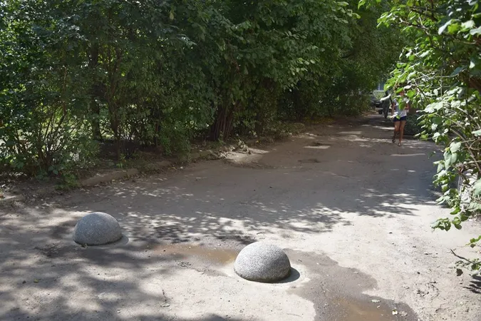 На проспекті в Луцьку встановили обмежувачі (фото)