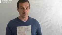 Росіянин засудив путіна і «руський мір» та спалив військовий квиток (відео)