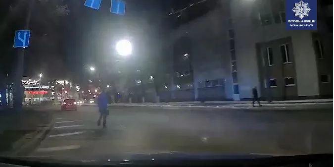 У Луцьку «безсмертні» пішоходи не зважають на патрульних (відео)