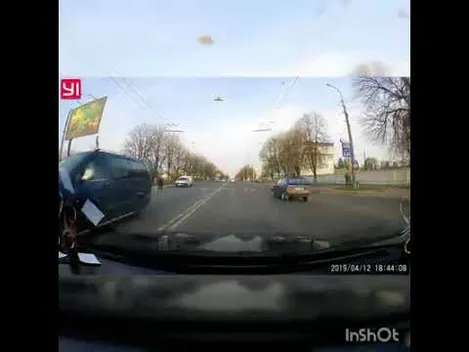 У Луцьку на Рівненській авто мало не збило жінку на переході (відео)