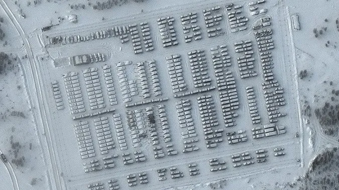 Показали нові знімки скупчення російських військ біля кордону України (відео)
