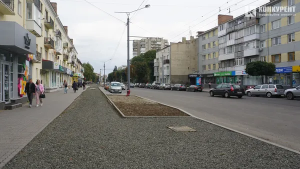 Їздять, ходять, ремонтують: що відбувається на проспекті Волі у Луцьку (фото)