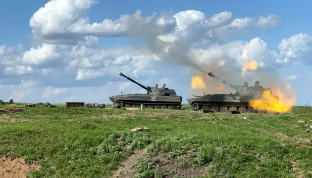 Ворог наступає у напрямку Бахмута, бойові дії тривають, – Генштаб