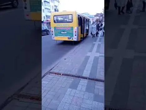 У Луцьку горіла маршрутка: евакуювали всіх людей (відео)