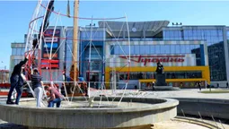 Перед «Променем» монтують пасхальний символ (фото)