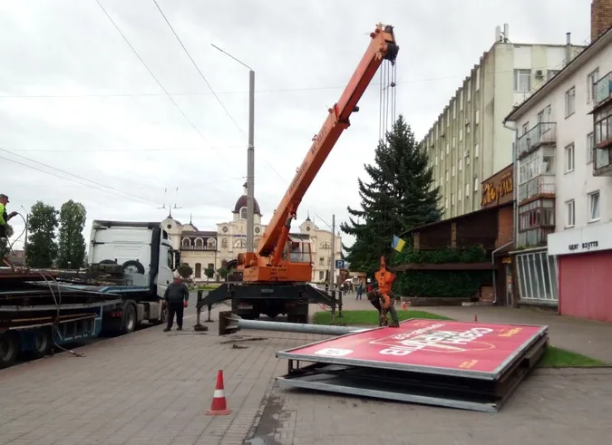 Власники не платять місту: у Луцьку демонтували кілька рекламних бордів (відео)
