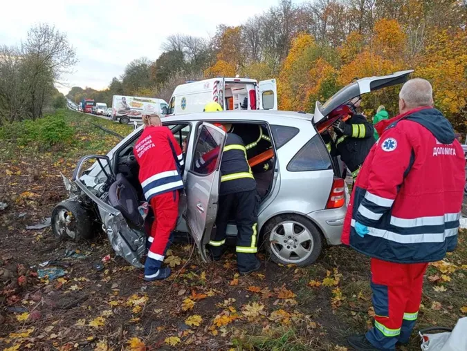 Різали автівку, щоб звільнити водійку: подробиці моторошної ДТП у Луцькому районі (фото)