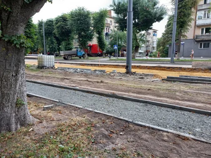 Знімають бруківку із тротуарів: що коїться на проспекті Волі у Луцьку (фото)