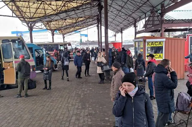 У Луцьку на автостанції велике скупчення пасажирів, зранку автобуси не їздили (відео)