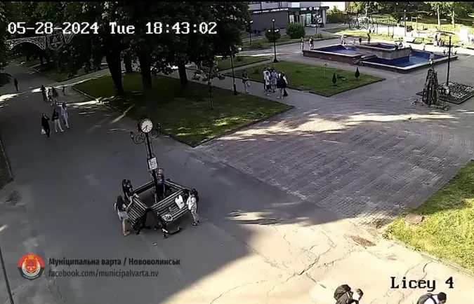 Годинник за 85 тисяч у центрі Нововолинська розбили діти: деталі історії