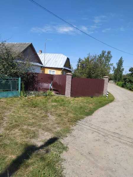 На Волині шукають водія, який вночі протаранив паркан приватного будинку і втік (фото)