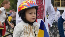 У вишиванках і з прапорами: у Луцьку відбувся традиційний велопробіг до Дня міста (фото)