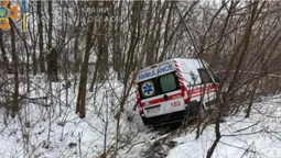 Луцькі рятувальники допомагали «швидкій» вибратися з кювету (відео)